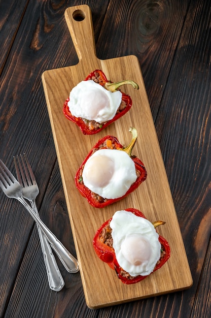 Poivrons farcis à la viande hachée garnis d'œufs pochés