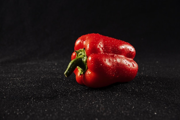 Poivrons sur fond noir paprika alimentation saine légumes légumes pour le restaurant