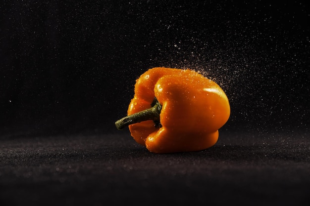 Poivrons sur fond noir paprika alimentation saine légumes légumes pour le restaurant