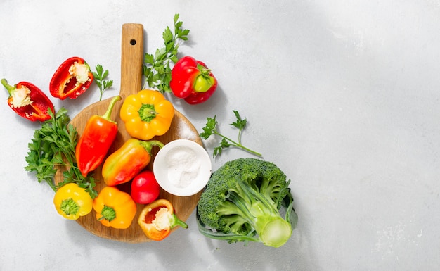 Poivrons de mélange coloré frais sur fond blanc