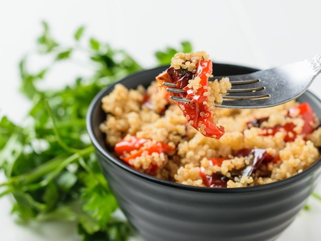 Poivrons rôtis et céréales de quinoa cuites pour fourchette en fer