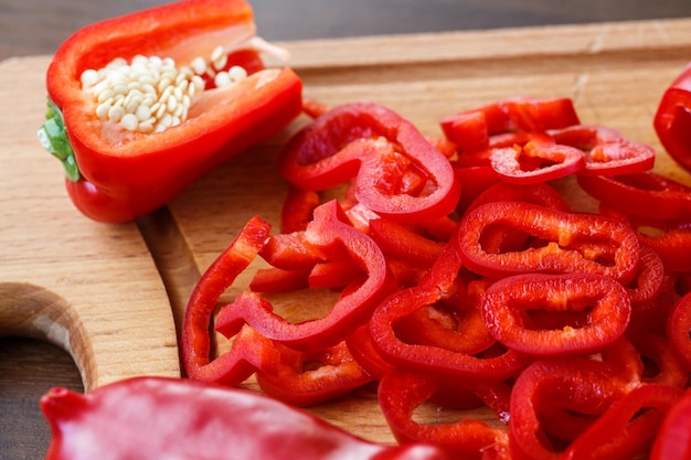 Poivrons rouges doux sur une surface en bois