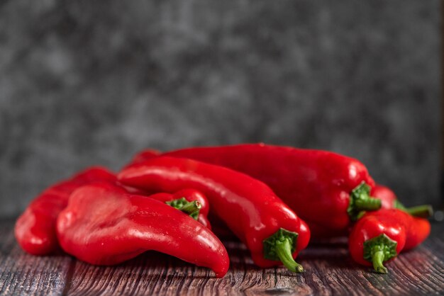 Poivrons rouges sur un fond en bois. La nourriture saine. Légumes frais