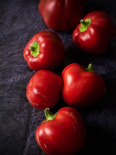 Poivrons rouges sur fond noir