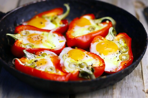 Poivrons rouges à l'oeuf, cuits dans une poêle.