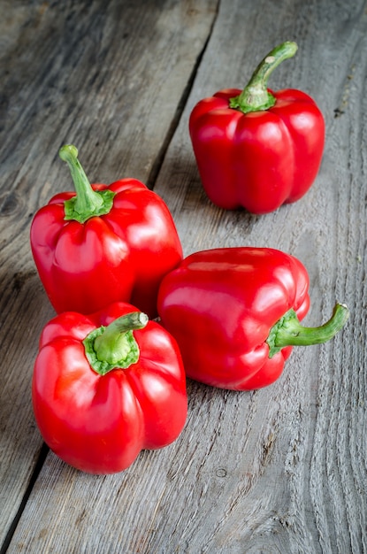 Poivrons rouges sur la table en bois