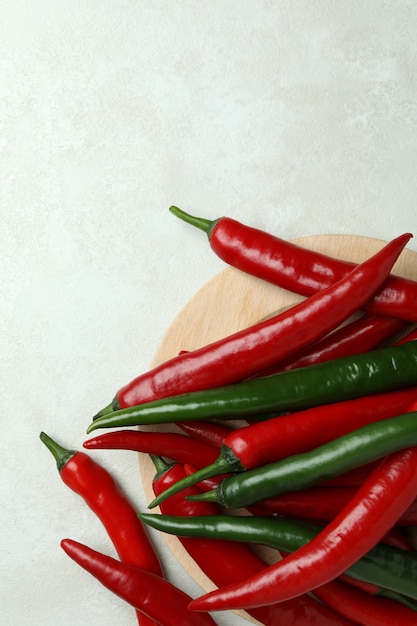 Poivrons rouges et verts sur blanc