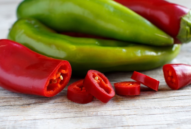 Poivrons rouges et verts sur fond de bois