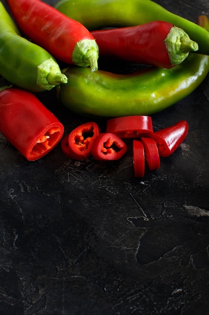 Poivrons rouges et verts sur table en bois