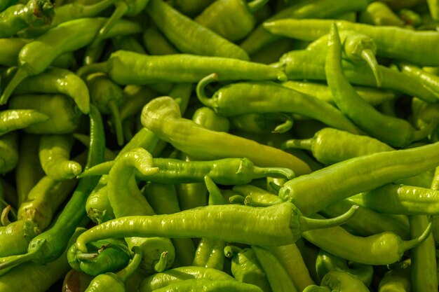 Des poivrons verts frais et appétissants au bazar de l'île de Chypre à l'automne 1