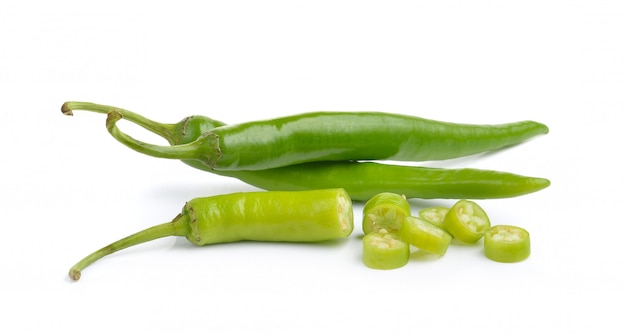 Poivrons verts isolés sur une surface blanche