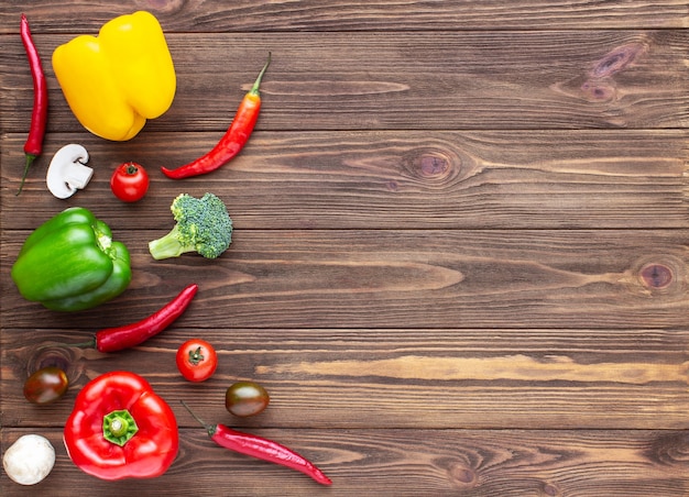 Poivrons Verts Et Jaunes Rouges, Champignons Chili Et Tomates Cerises Sur Fond De Bois