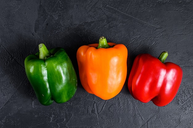 Poivrons verts, orange et rouges.