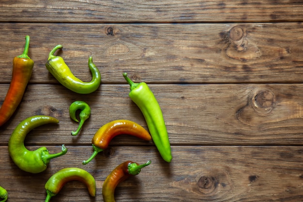 Poivrons verts et rouges sur un bois