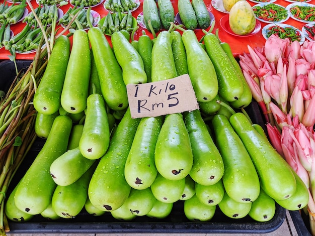 Photo poivrons verts à vendre sur le marché