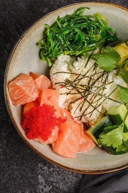 poke au saumon, avocat et riz