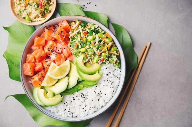 Poke bol avec du saumon servi dans un bol