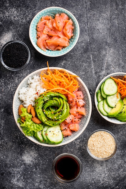 Poke bol hawaïen avec du saumon, du riz et des légumes