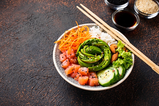 Poke bol hawaïen avec du saumon, du riz et des légumes