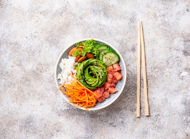 Poke bol hawaïen avec du saumon, du riz et des légumes