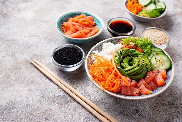 Poke bol hawaïen avec du saumon, du riz et des légumes