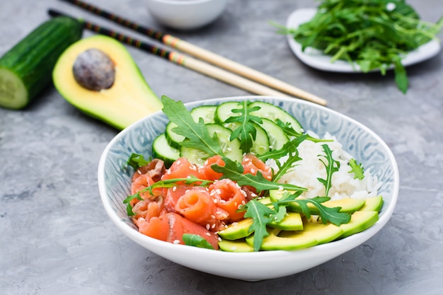 Poke bol avec légumes saumon et graines de sésame