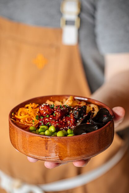 Poke bowl au poulet épicé hawaïen avec kimchi