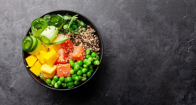 Poke bowl au saumon concombre et mangue