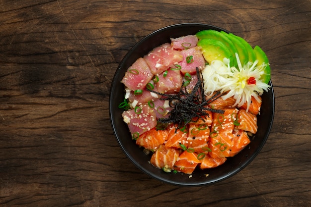 Poke Bowl au saumon avec ingrédients au thon