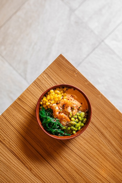 Poke bowl au thon hawaïen avec légumes