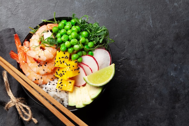 Poke bowl aux crevettes avocat et mangue