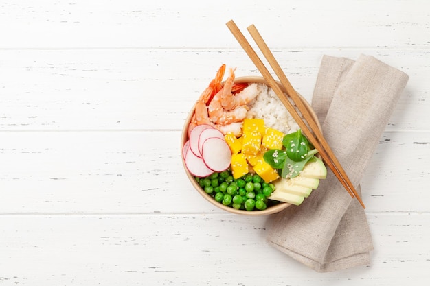 Poke bowl aux crevettes avocat et mangue