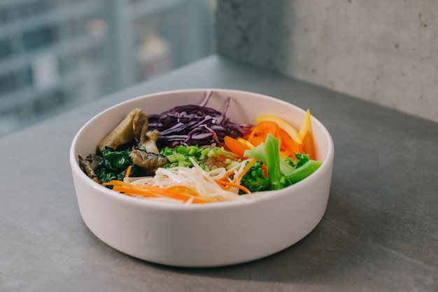 Poke bowl aux légumes riz et champignons