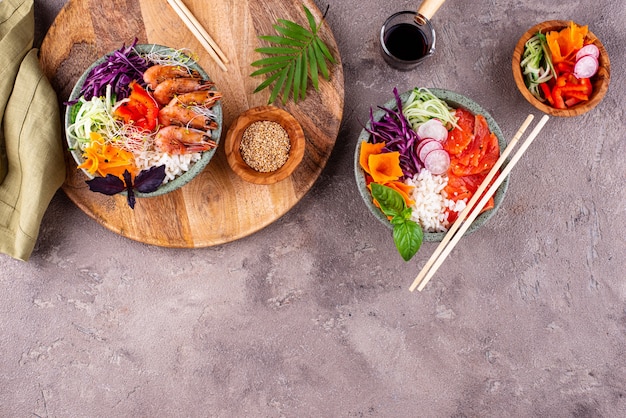 Poke bowl hawaïen au saumon et crevettes