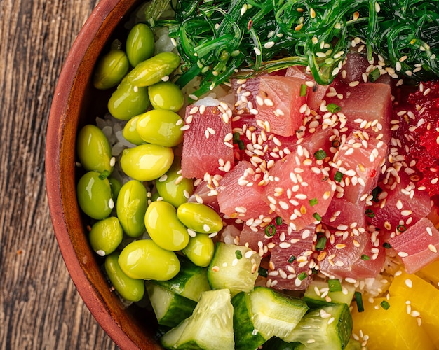 Poke bowl hawaïen au thon et légumes