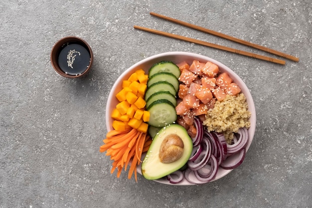 Poke bowl Quinoa au saumon et légumes