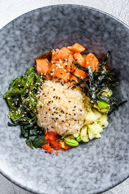 Poke bowl avec saumon cru, riz et légumes