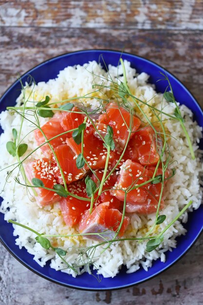 Poke bowl avec saumon et microgreens. Nourriture saine.