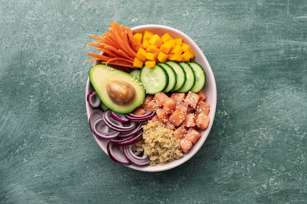 poke bowl saumon avec quinoa et légumes nutrition saine vue de dessus