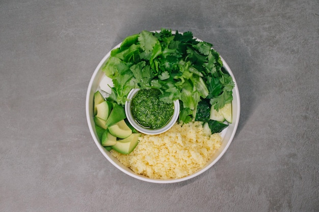 Poke bowl végétalien avec riz aux légumes et avocat