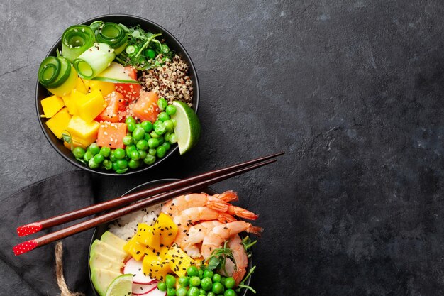 Poke bowls aux crevettes saumon avocat et mangue