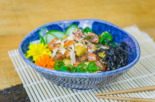 Poke traditionnel dans un beau plat décoré