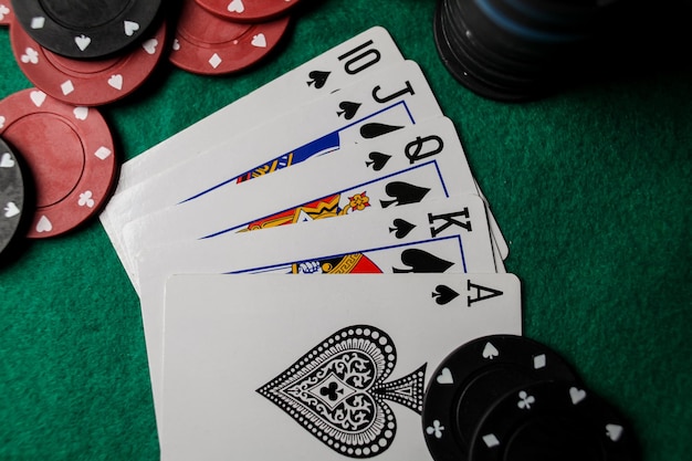 Poker Hands, Royal Flush 3. Cinq cartes à jouer - la main de poker quinte flush royale sur la table de casino.