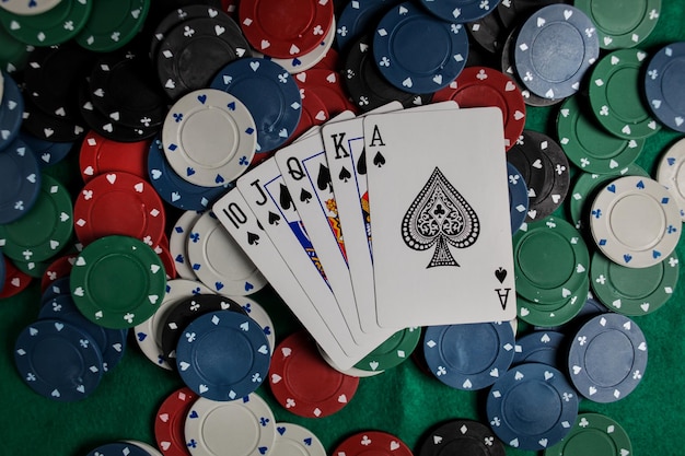 Poker Hands, Royal Flush 3. Cinq cartes à jouer - la main de poker quinte flush royale sur la table de casino.