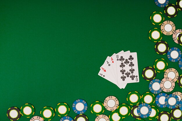 Poker. Vue d'en haut avec espace de copie. Maquette de mise en page de modèle de bannière pour casino en ligne. Table verte, vue de dessus sur le lieu de travail.