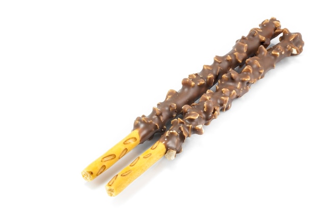 Poky Sticks enrobés de chocolat sur fond blanc