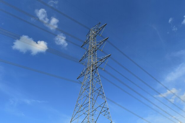 Pôle haute tension sous ciel bleu