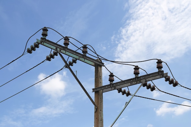 pôle de puissance contre le ciel