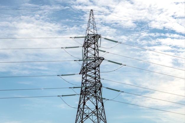 Pôle de réseau électrique de pilier à haute tension contre le ciel Utilisation d'électricité et d'électricité de la tour à haute tension ...