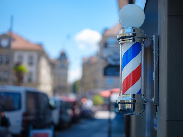 Pôle de salon de coiffure à l'ancienne sur la rue de la ville